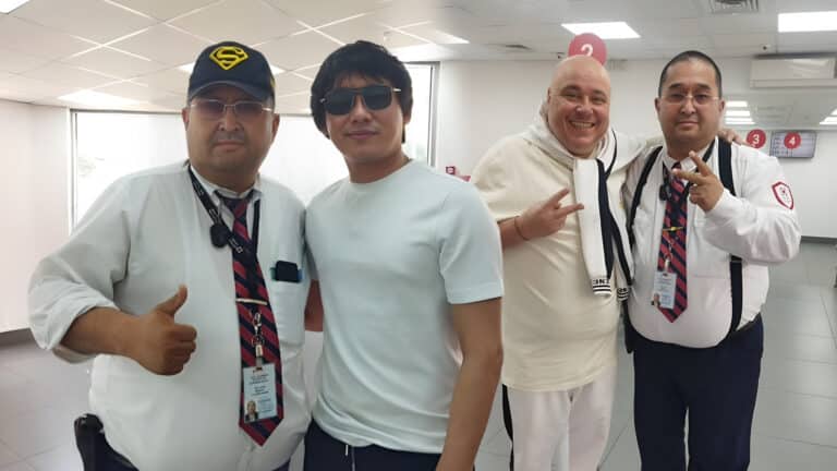 Охранник банка прославился в 2GIS своими фото со знаменитостями в Алматы