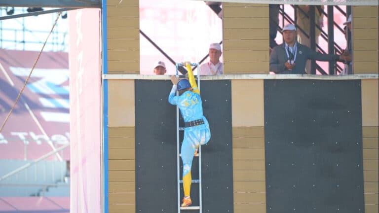 Женщины-пожарные могут эвакуировать людей с самых высоких зданий в Казахстане