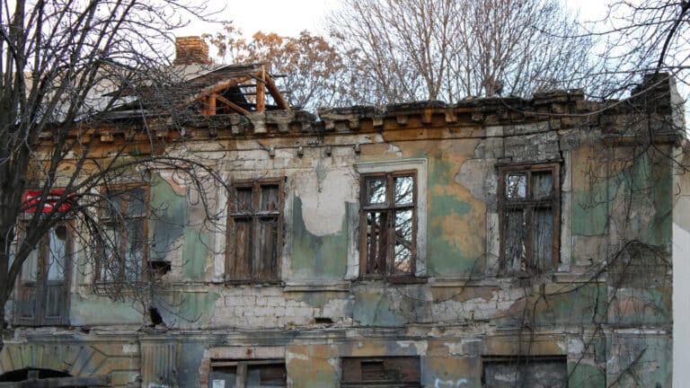 В Алматы заканчивается земля для строительства, пока ветхие дома стоят