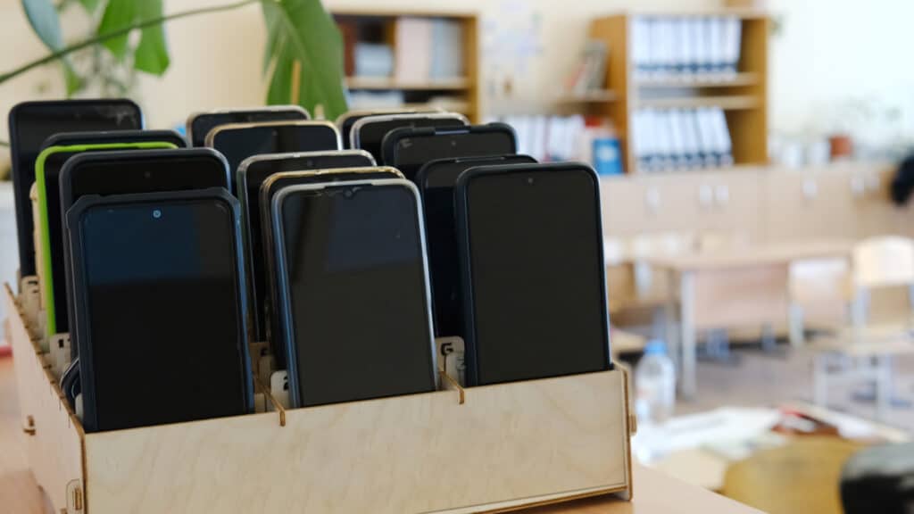 Минпросвещения хочет отобрать у школ право запрещать смартфоны