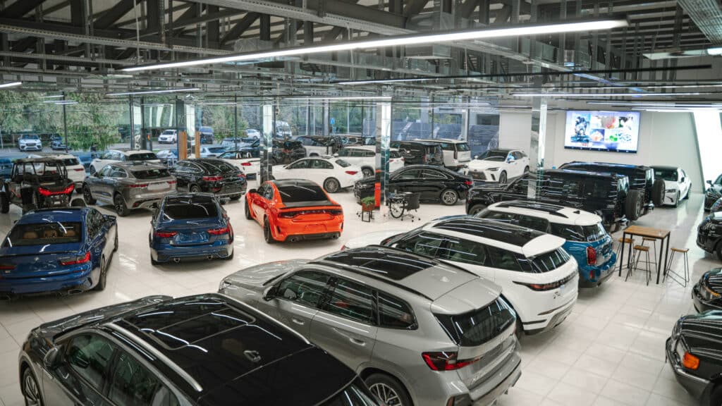 Продажи новых автомобилей в России продолжают стремительно падать