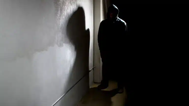 Еще двух мужчин подозревают в сталкинге в Мангистау