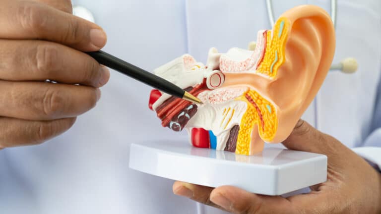 Почему постоянно «звенит в ушах» и что с этим делать