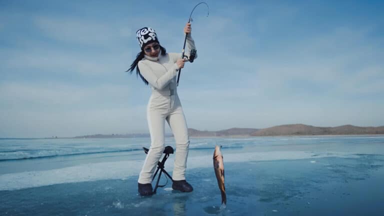 Блогер-миллионник Сабина Мовлаева устроила рыбалку на природе