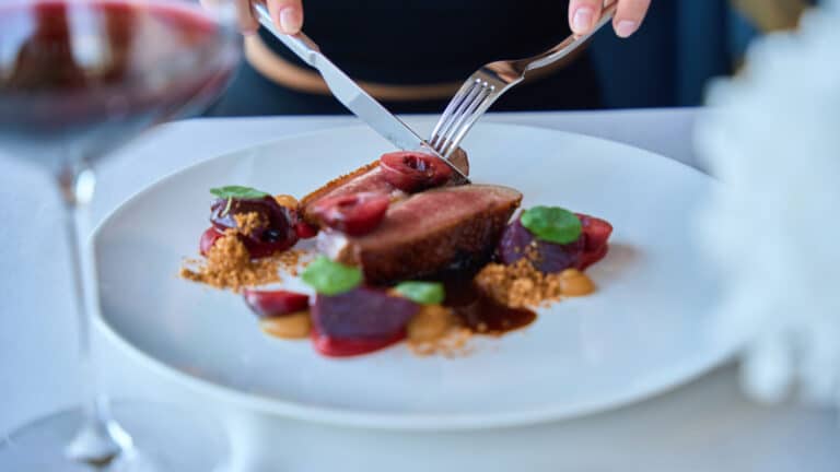 Дегустатора на зарплату 500 тыс. тенге ищет стейк-хаус в Усть-Каменогорске