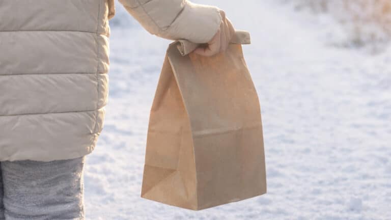 Девочка принесла обед папе на работу и до слез растрогала казахстанцев