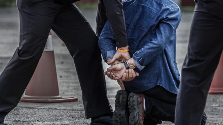 Криминального авторитета задержали в Алматы за вымогательство