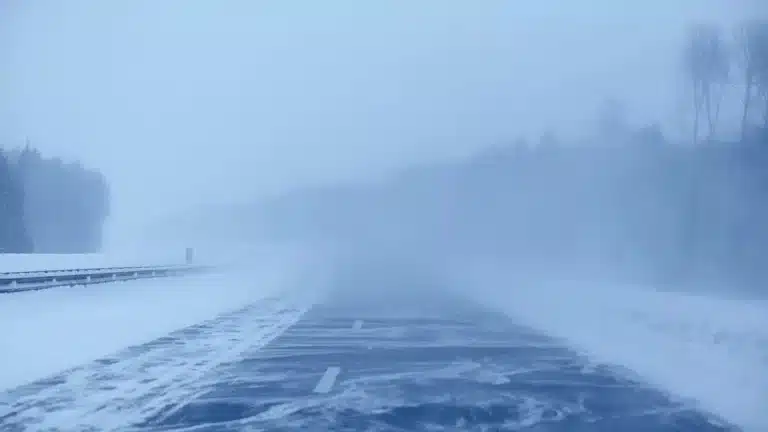 В ряде регионов Казахстана ограничили движение транспорта из-за непогоды