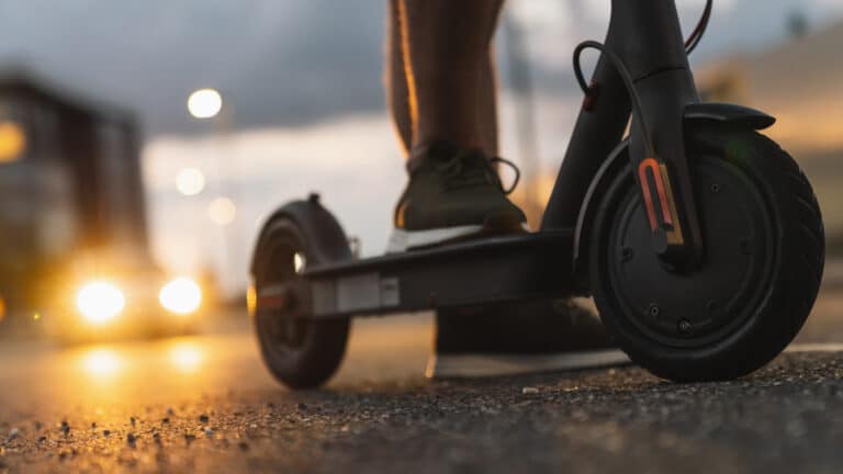 В Алматы самокатчикам запретят ездить по тротуарам 