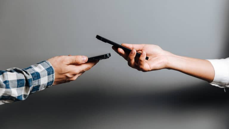 Переводы по номеру телефона стали доступны казахстанцам в 12 банках