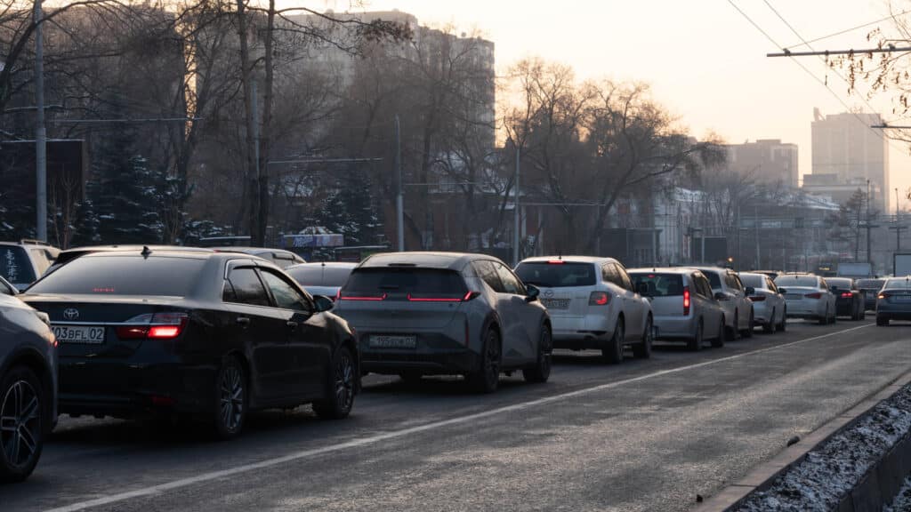 В Казахстане жителям крупных городов могут ограничить выезд на авто