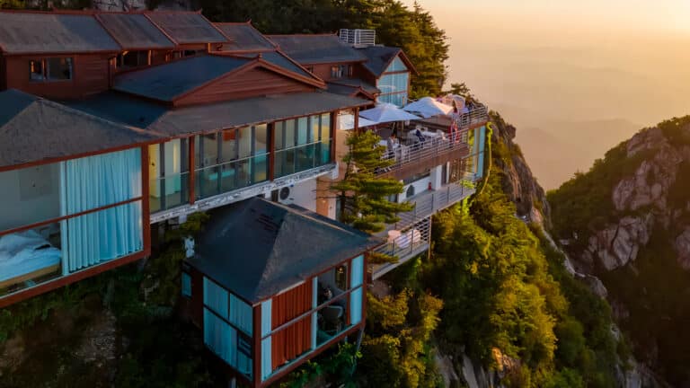 В Китае открыли отель на скале с прозрачным полом