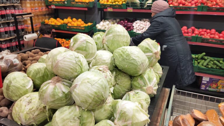 Вице-министр торговли лично видит стабильные цены в магазинах Казахстана