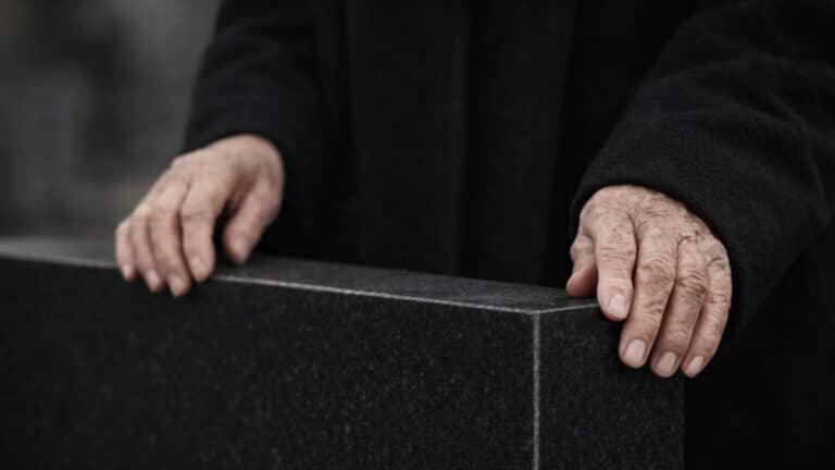 Женщина установила сама себе надгробие и ухаживает за ним в Бишкеке