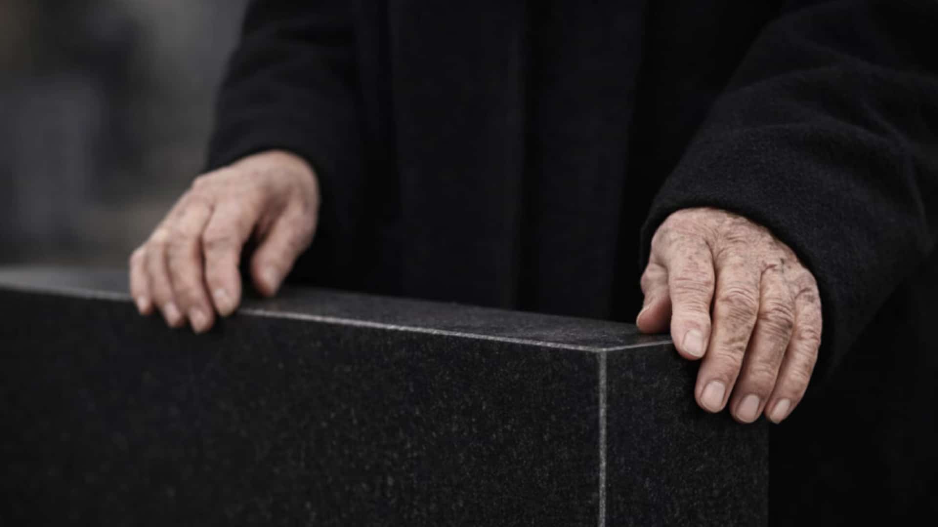 Женщина установила сама себе надгробие и ухаживает за ним в Бишкеке