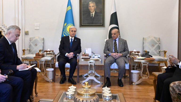 На встрече Токаева и премьера Пакистана Шарифа говорили об энергетике и АПК