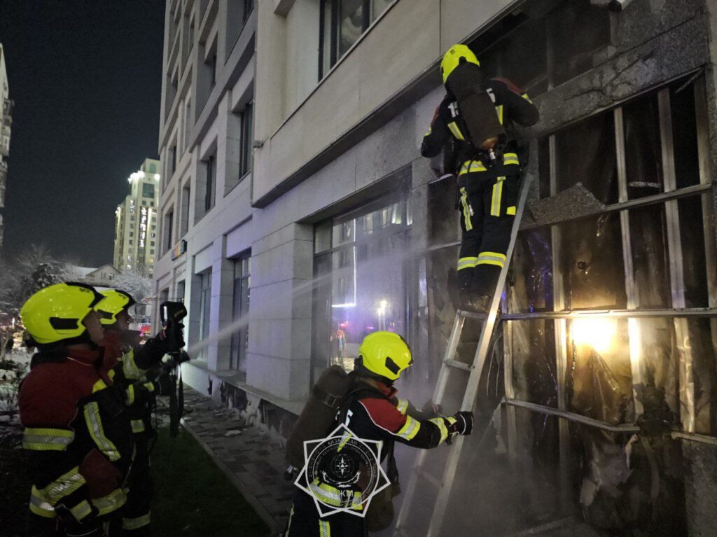 Короткое замыкание в ЖК в Алматы привело к эвакуации 36 человек из элитного района