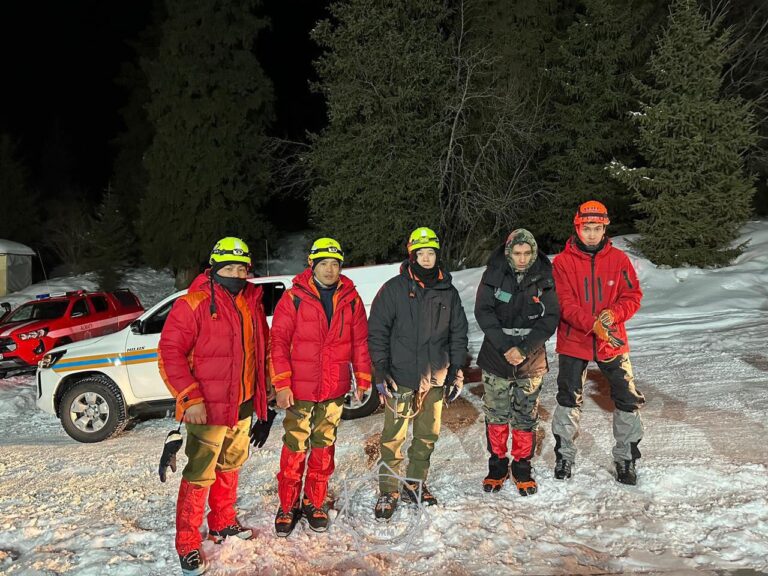 Сигнал SOS фонариком спас жизнь застрявшему на скале туристу в Алматы