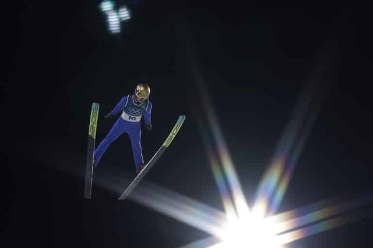 Прыгуны с трамплина Васильев и Мизерных не попали в финал Олимпиады-2026