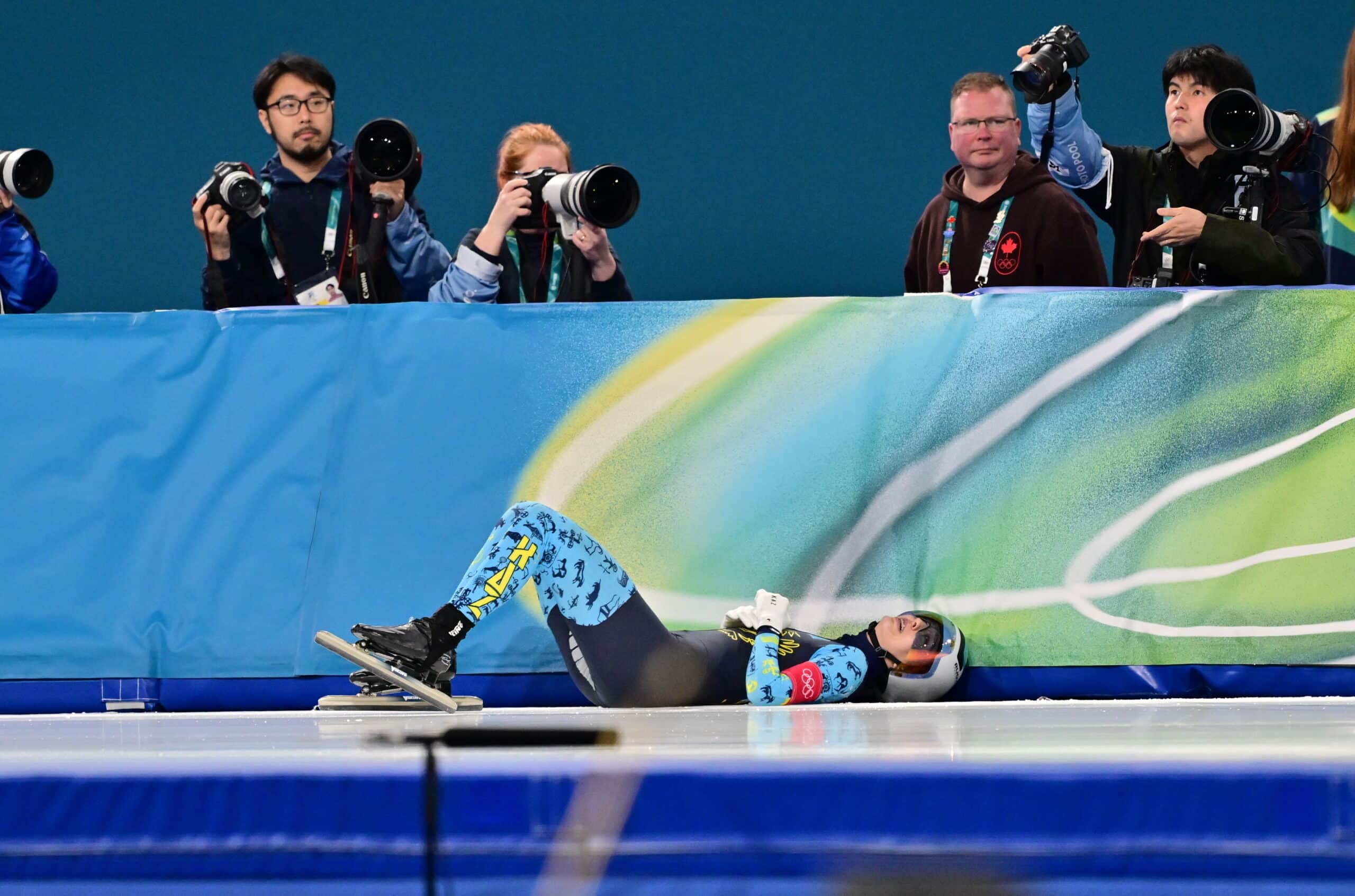 Сборная Казахстана по конькобежному спорту в составе Надежды Морозовой, Елизаветы Голубевой и Арины Ильященко не смогла выйти в полуфинал командной гонки преследования на Олимпийских играх-2026 в Италии.