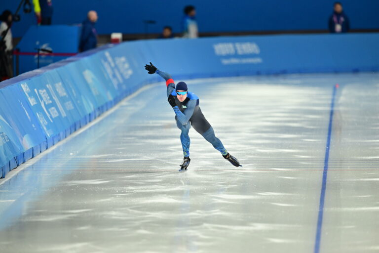 Конькобежец Евгений Кошкин занял 9-е место в спринте на Олимпиаде-2026