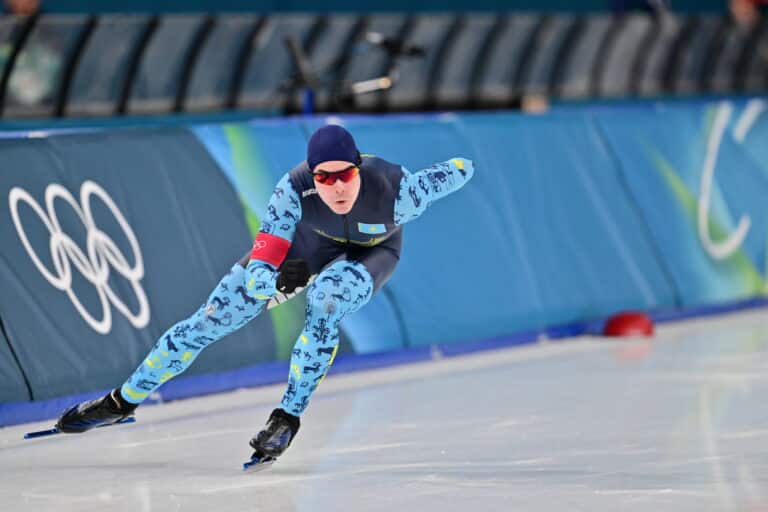 Конькобежец Евгений Кошкин занял 9-е место в спринте на Олимпиаде-2026