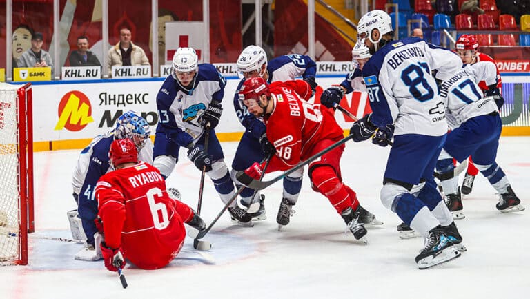 «Барыс» вел в счете, но проиграл в Москве «Спартаку»