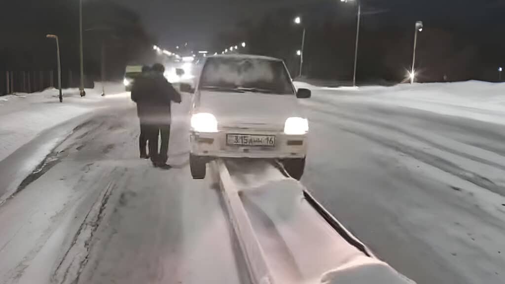 Daewoo Tiko повис на отбойнике в Усть-Каменогорске