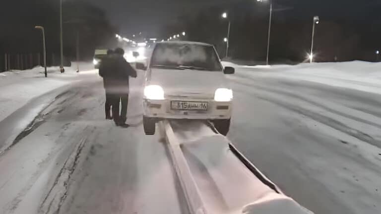 Daewoo Tiko повис на отбойнике в Усть-Каменогорске