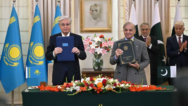 Казахстан прорубает окно к Индийскому океану - эксперт о визите Токаева