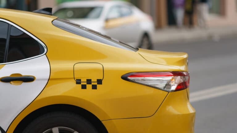 Средний чек за такси превысил 1000 тенге: сколько зарабатывают сервисы