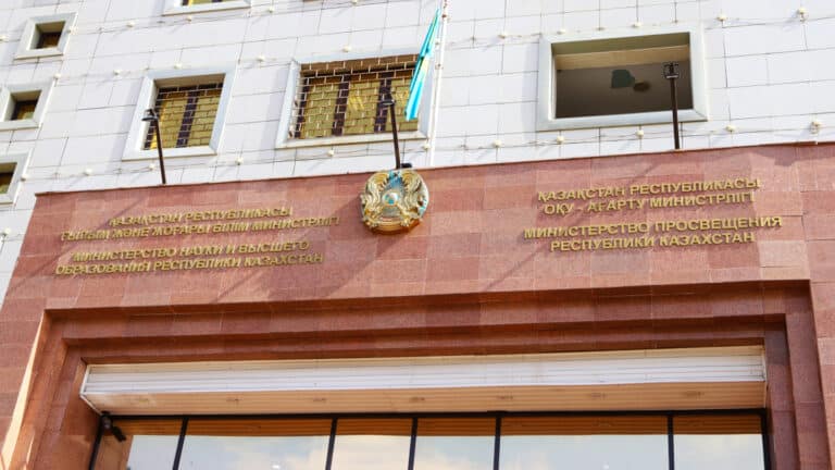 Минпросвещения «забыло», сколько денег казахстанцев уходило на бесполезные совещания