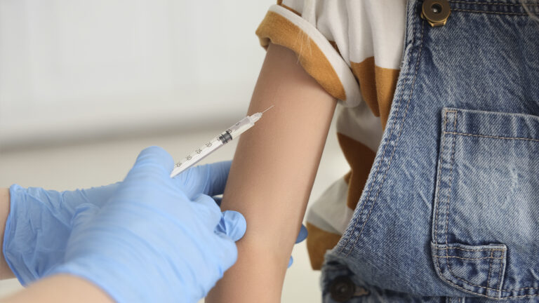 Больницам в Алматы и Астане запретили принимать непривитых детей из-за вспышки кори