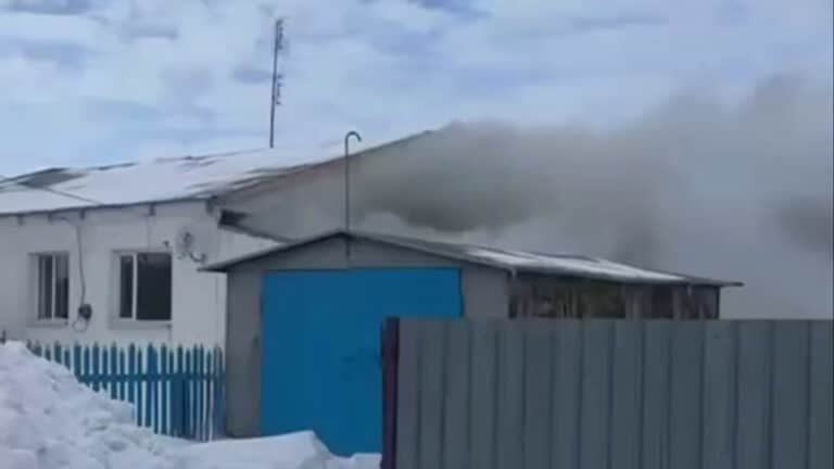 Костанаец оказался быстрее спасателей и вынес женщину из горящего дома