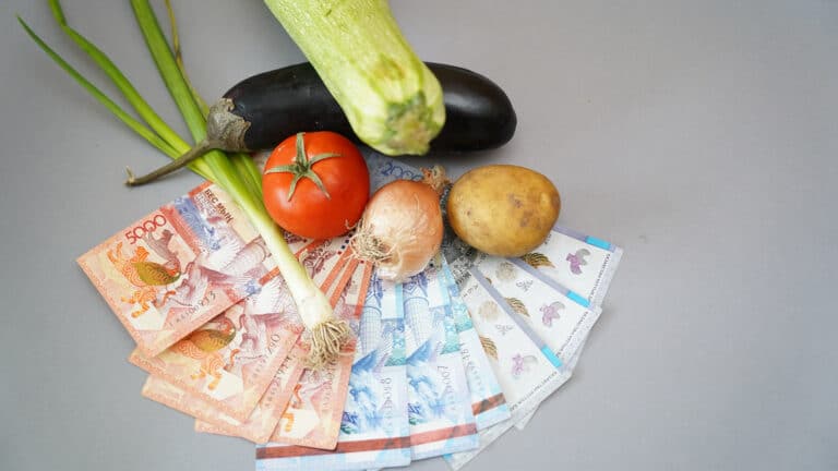 Казахстанцы тратят половину дохода на еду: почему это миф, объяснил эксперт