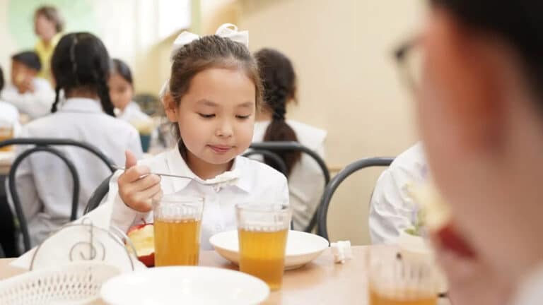 В Казахстане родители смогут оценивать качество школьного питания онлайн
