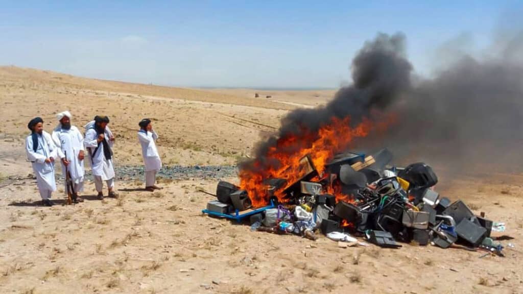 Власти Афганистана сожгли на костре более 500 музыкальных инструментов