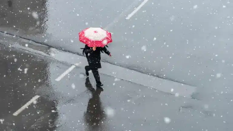 Снег, туман и сильный ветер: штормовое предупреждение объявлено в Казахстане