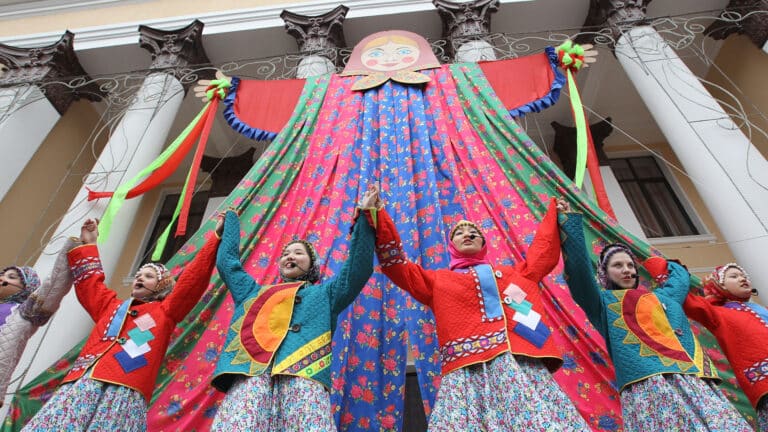 Масленица 2026: традиции, даты и приметы недели проводов зимы