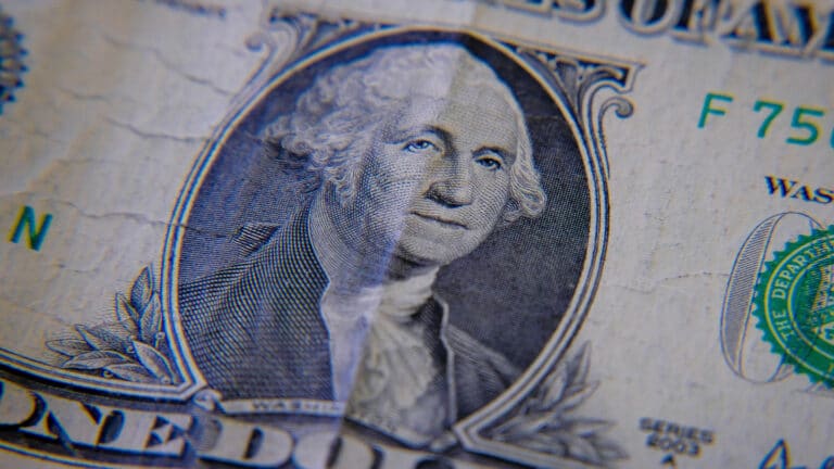 Курс доллара опустился ниже 500 тенге