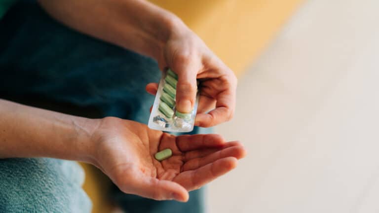 Почему антидепрессанты начинают работать не сразу