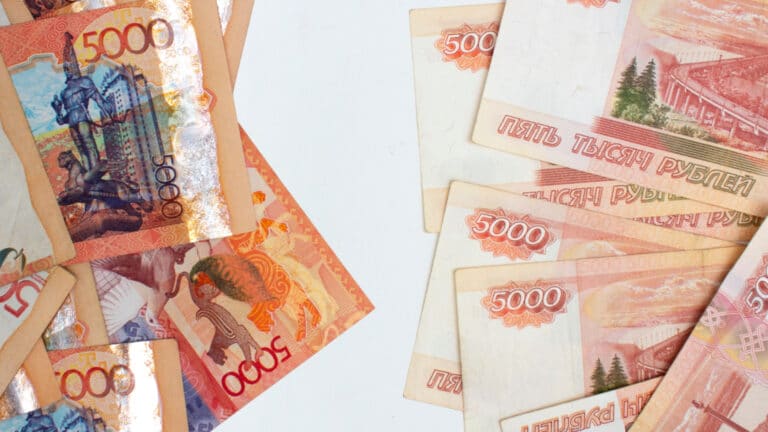 Тенге и рубль снова двигаются синхронно по отношению к доллару