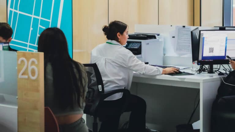 Депутат усомнилась в быстрой замене ЦОНов на ИИ-ассистентов