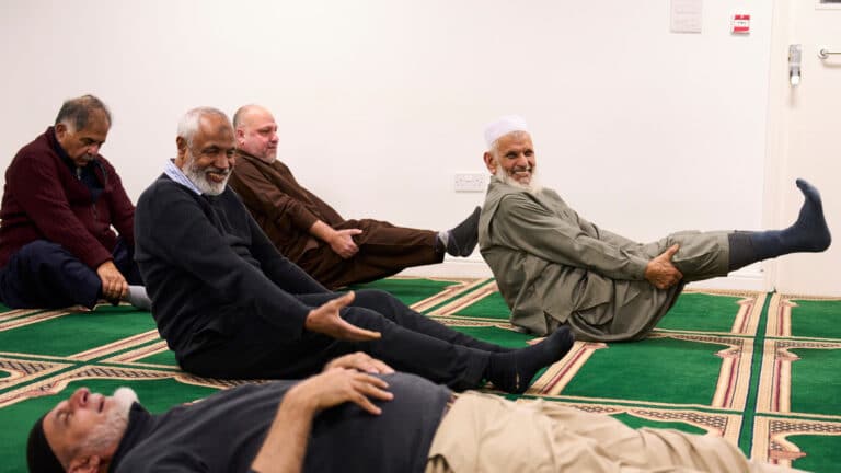 Пилатес после намаза проводят в одной из мечетей Великобритании