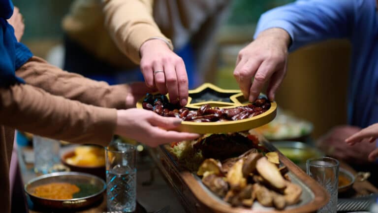 Постящимся на первом ифтаре раздали по 100 долларов вместе с угощением в Медине