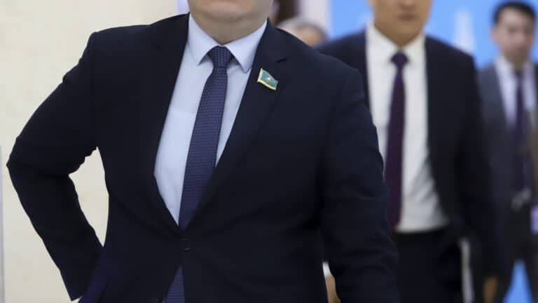 Депутатам продолжат платить зарплаты после роспуска Парламента Казахстана