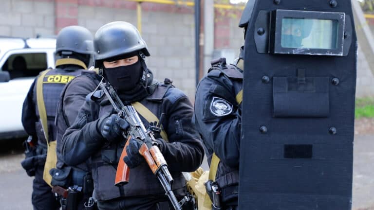 Казахстан проводит учения против террористов на границе с Россией