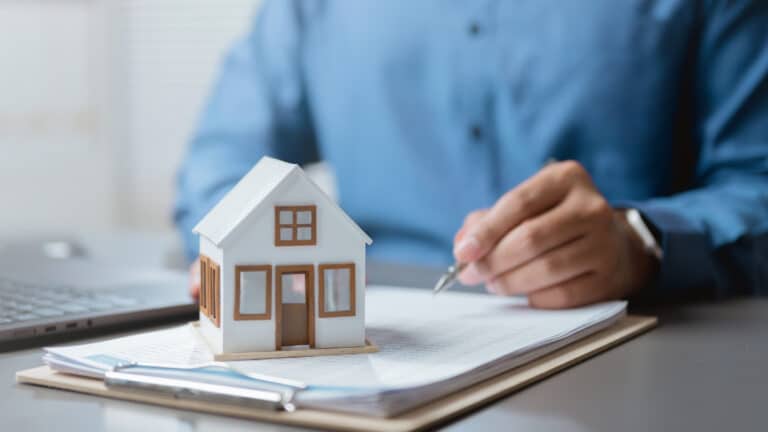 Токаев предложил запретить выселение казахстанцев без суда в Конституции