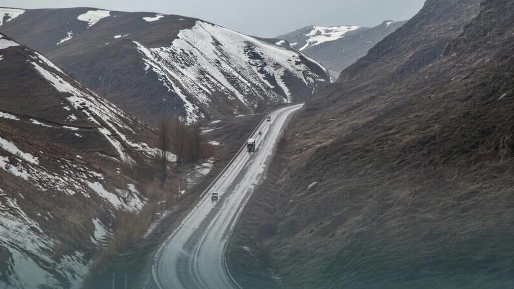 Алматинцев призвали не ездить на Кордайский перевал из-за снегопада