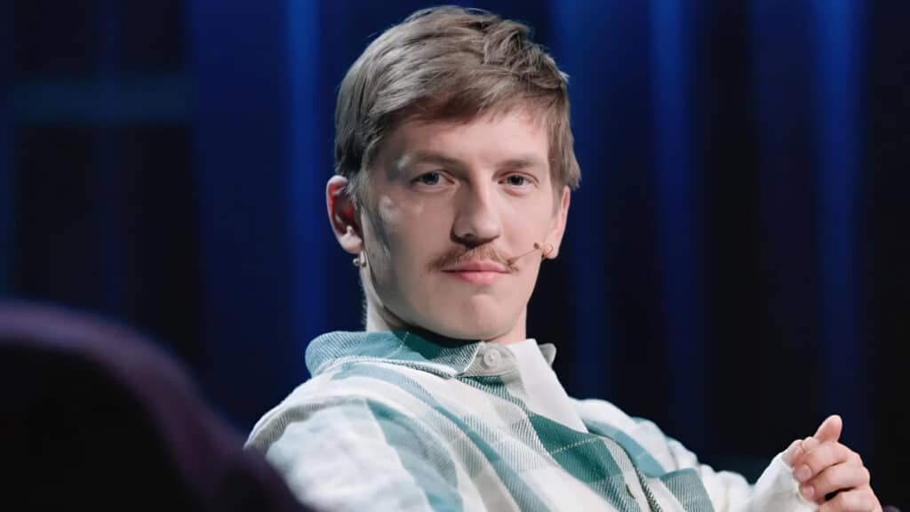 Фото: Щербаков намекнул что прилетел в Алматы к Сабурову после его депортации